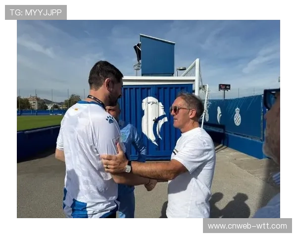 球迷全场鼓掌致意前西班牙人队长达尼-哈尔克